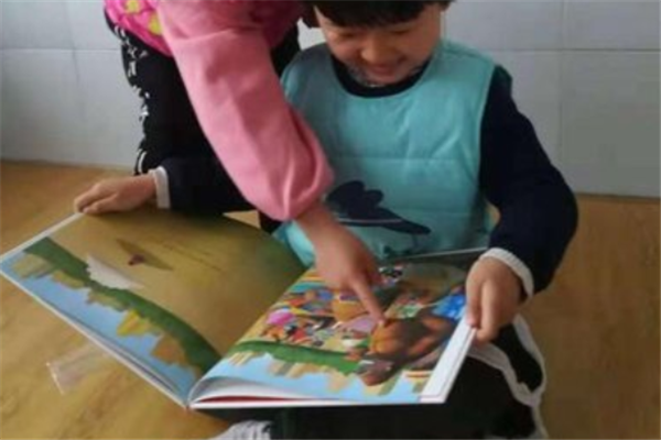 儿童书房认真
